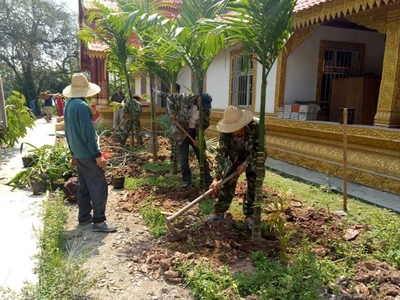 版纳植物园向曼仑村小组寺庙捐赠苗木